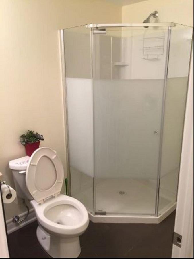 Cozy & Spacious Suite With Private Bathroom Near Toronto Airport ! Mississauga Extérieur photo