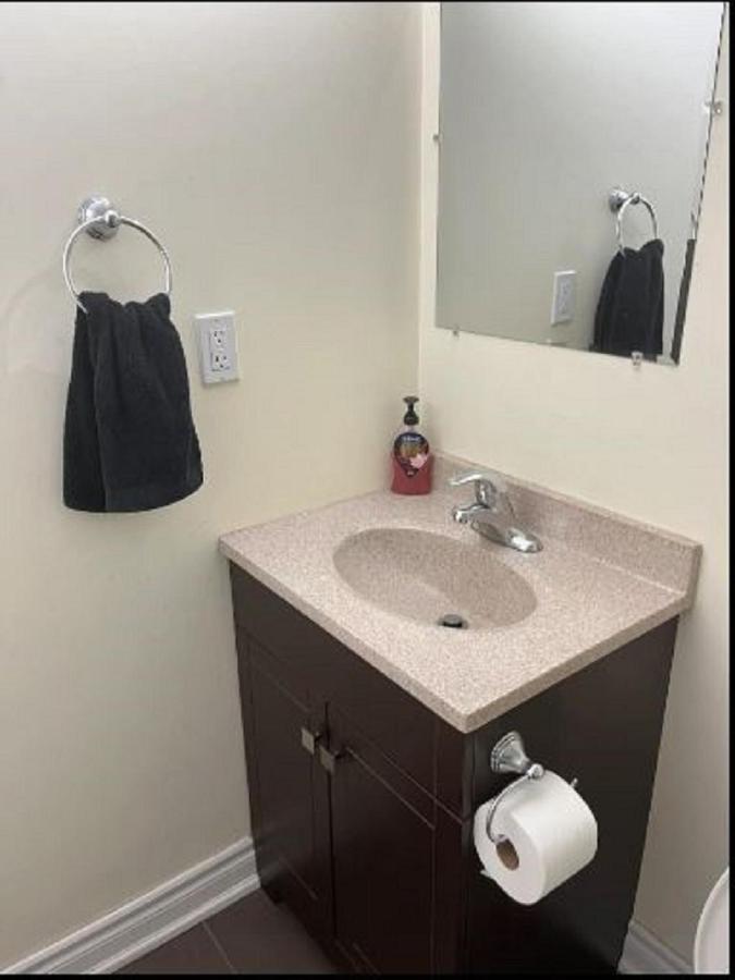 Cozy & Spacious Suite With Private Bathroom Near Toronto Airport ! Mississauga Extérieur photo